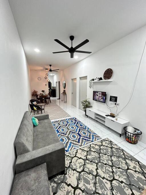 Zh Homestay Teluk Batik Lumut Luaran gambar